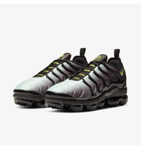 NIKE  AIR VAPORMAX PLUS