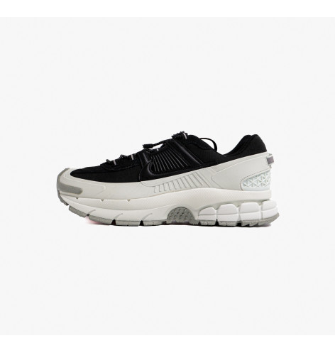 Кросівки унісекс Nike Zoom Vomero Roam MenS Winterized Shoes White/Black FV2295-001 40
