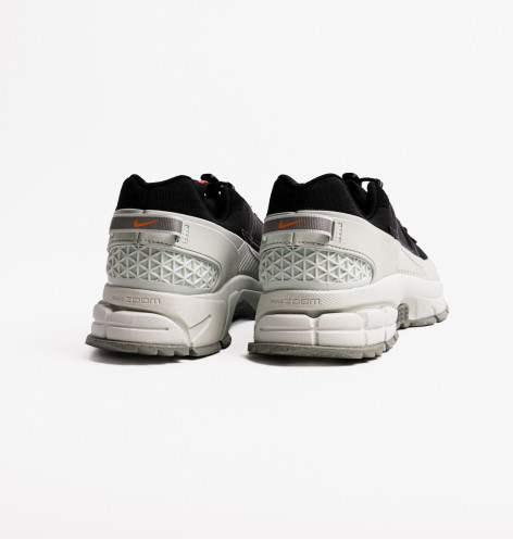 Кросівки унісекс Nike Zoom Vomero Roam MenS Winterized Shoes White/Black FV2295-001 40
