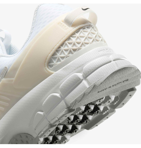 Кросівки Nike Zoom Vomero 5 Roam