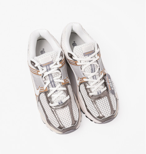 Кросівки чоловічі Nike Zoom Vomero 5 Platinum Tint Running Shoe Metallic/White HJ7247-099 44.5