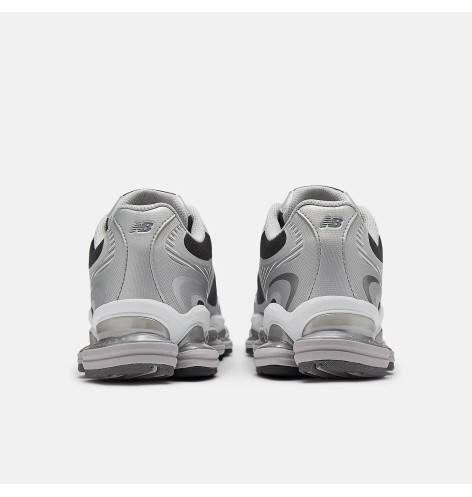 New Balance 2000 Silver Metallic